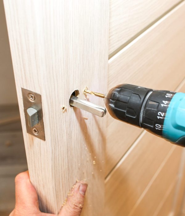 man-is-installing-the-doors-handle-with-a-drill-r-2025-10-14-09-33-52-utc