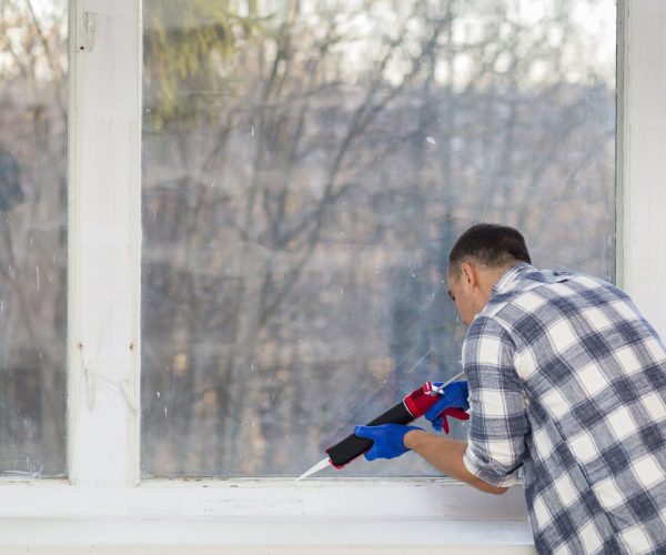 man-putting-silicone-wall (1)
